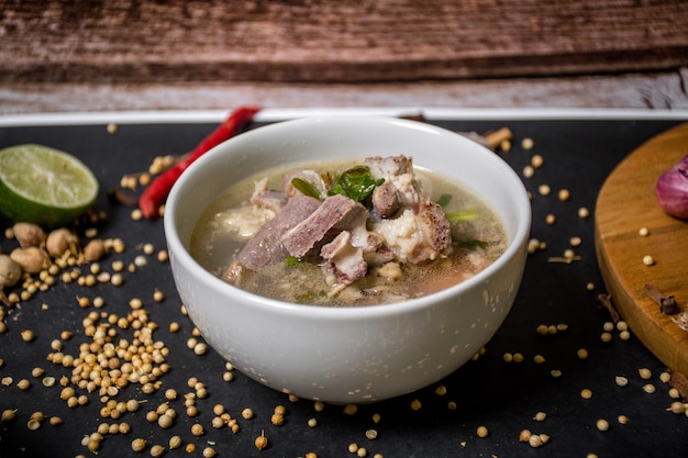 Soupe de chèvre indonésienne aux tomates céleri oignons verts gingembre noisette et feuilles de citron vert