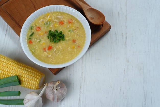 Soupe chinoise au maïs et au poulet - style d'aliments sains