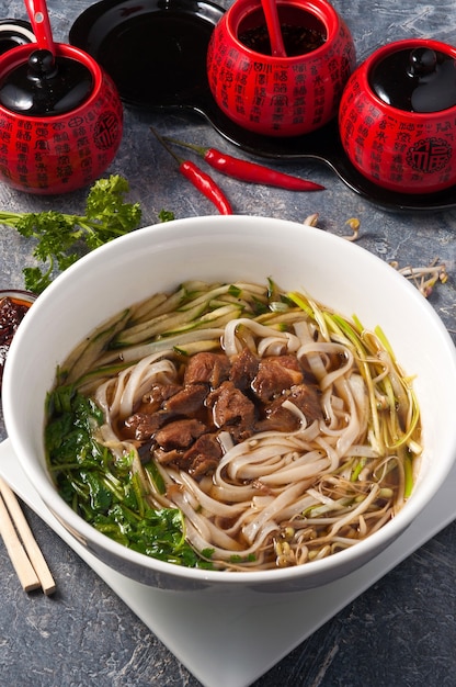 Soupe chinoise aux nouilles de riz au veau concombre et herbes