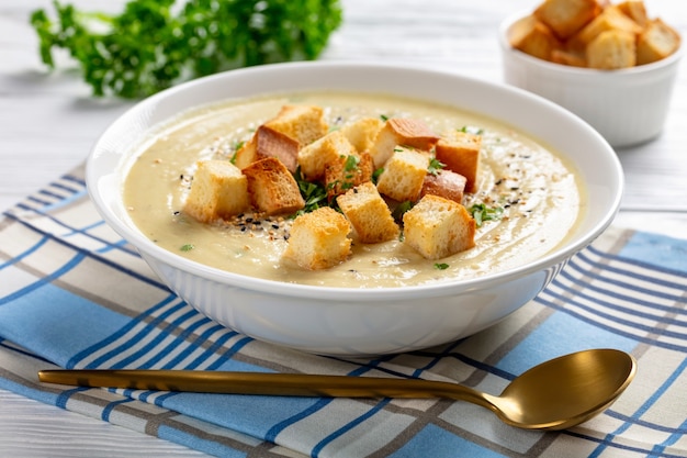 Soupe de chou-fleur à l'ail rôti Asiago