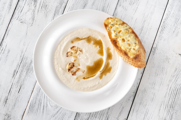 Soupe de chou-fleur au beurre noisette et toasts au fromage