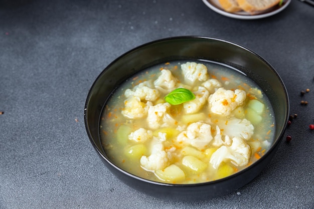 soupe de chou-fleur bouillon légumes plat frais repas sain nourriture collation régime alimentaire sur la table espace copie