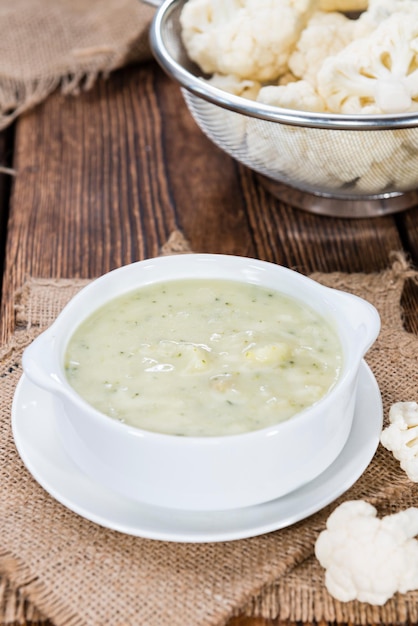 Soupe de chou-fleur dans un bol