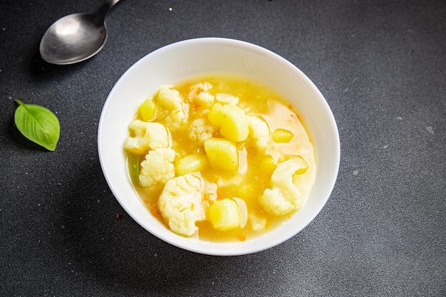 soupe de chou-fleur entrée fraîche plat de légumes repas sain collation alimentaire sur la table