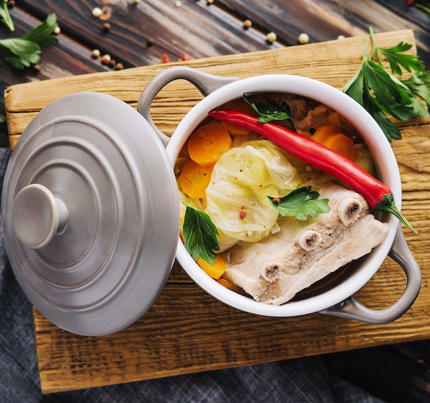 Soupe de chou mariné aux carottes et côtes de porc