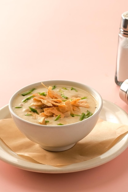 Soupe Chowde au poulet servie dans un bol isolé sur fond vue latérale de la restauration rapide