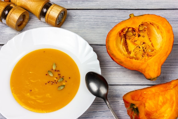 Soupe de citrouille à la crème diététique avec graines de citrouille vue d'en haut une alimentation saine