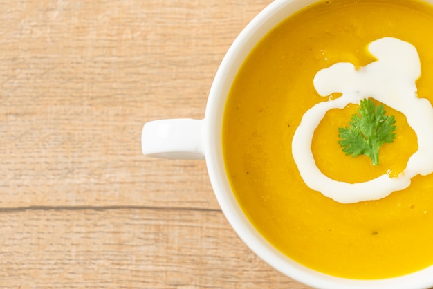 soupe de citrouille dans un bol blanc - style de cuisine végétarienne et végétalienne