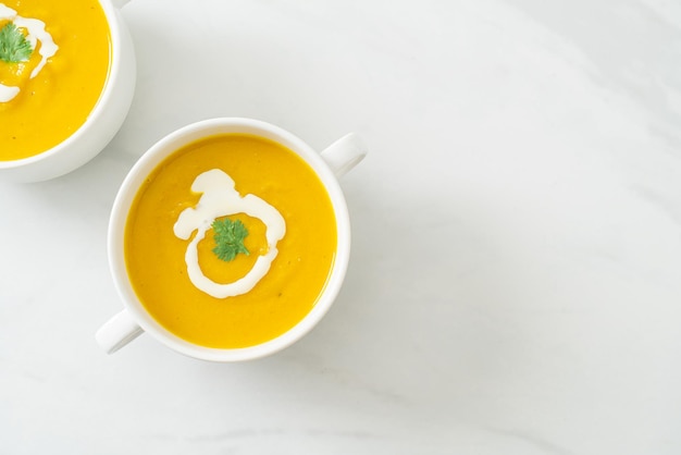 soupe à la citrouille dans un bol blanc - Style de cuisine végétarienne et végétalienne