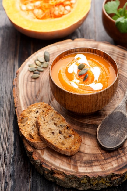 Soupe à la citrouille sur planche de bois