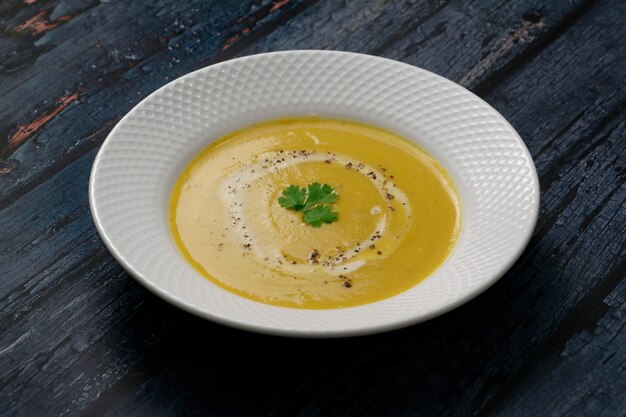 Soupe de citrouille saine dans un bol blanc