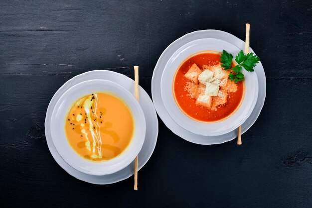 Soupe à la citrouille Sur une surface en bois Vue de dessus Espace libre pour votre texte