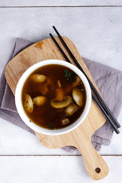 Soupe claire aux champignons japonais Sup Jamur