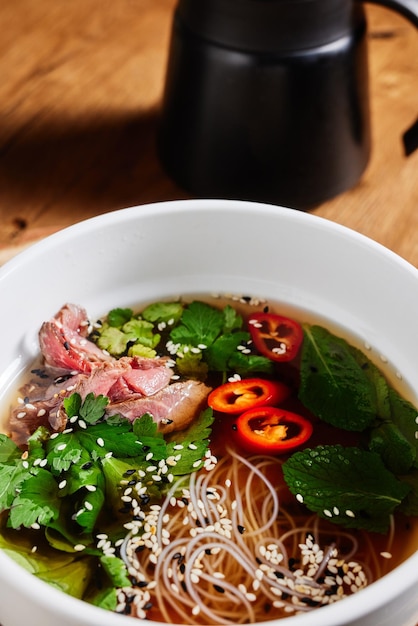 soupe claire fraîche avec nouilles à la coriandre piment et viande pho bo vue de dessus