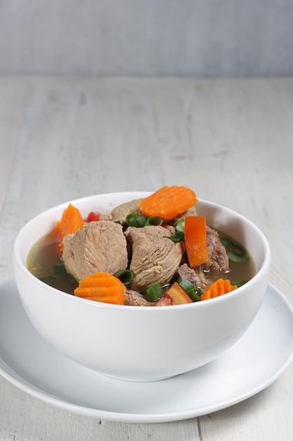 Soupe claire sup daging aux tranches de boeuf et légumes Servie dans un bol