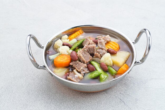 Soupe claire sup daging kacang merah avec tranches de boeuf haricots rouges et légumes Servi dans un bol