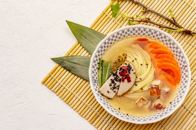 Soupe coréenne de nouilles au poulet fumé et légumes. Plat épicé de printemps pour un repas sain