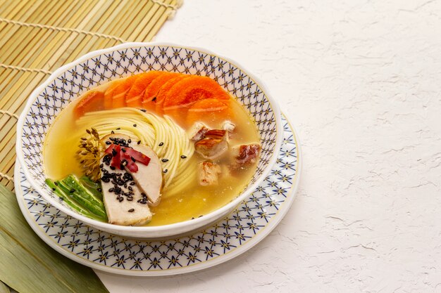 Soupe coréenne de nouilles au poulet fumé et légumes. Plat épicé de printemps pour un repas sain