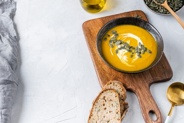 Soupe de courge citrouille aux graines et à l'huile d'olive