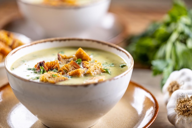 Soupe à la crème à l'ail avec croûtons de pain dans un bol