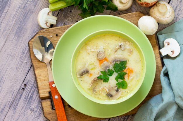 Soupe à la crème au poulet à la crème et aux champignons sur une table de style rustique Cuisine américaine Vue de dessus