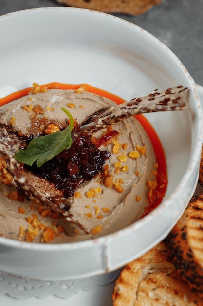 Photo soupe à la crème aux champignons sur fond sombre