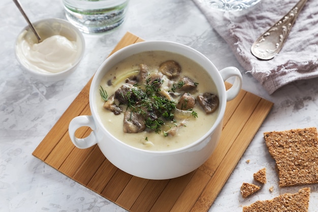 Soupe crème aux champignons et pain croustillant