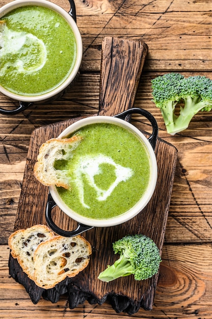 Soupe à la crème de brocoli et d'épinards maison dans un bol