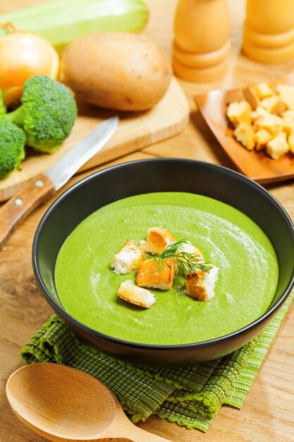 Photo soupe à la crème de brocoli et ingrédients sur la table