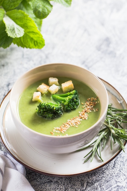 Soupe crème de brocoli de printemps aux graines de sésame dans un bol