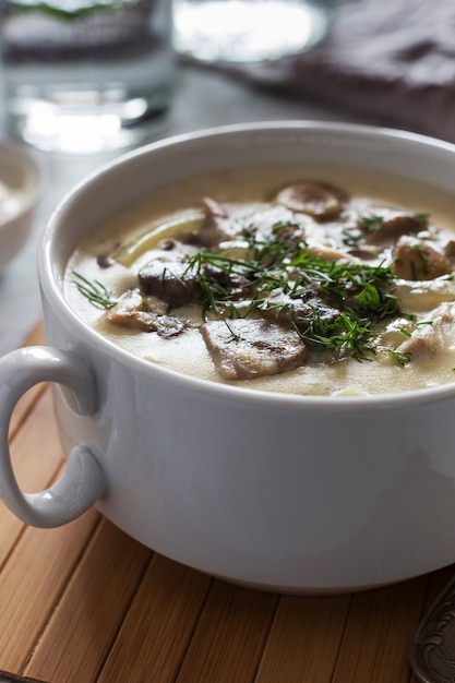 Photo soupe à la crème de champignons bouchent