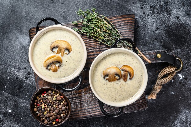 Soupe à la crème de champignons Champignon aux herbes dans un bol