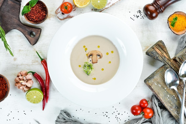 Soupe à la crème de champignons Sur un fond en bois Vue de dessus Espace libre pour votre texte