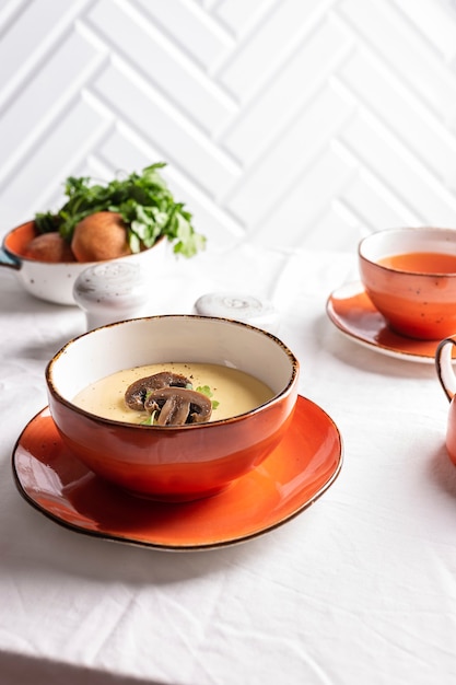 Soupe à la crème de champignons avec des légumes verts pour le dîner