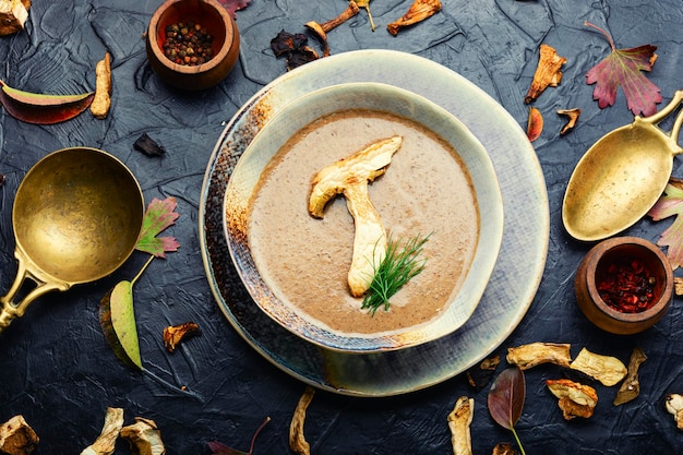 Soupe à la crème de champignons maison.Soupe traditionnelle d'automne