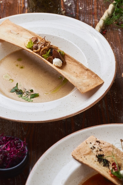 Soupe à la crème de champignons sur une table en bois