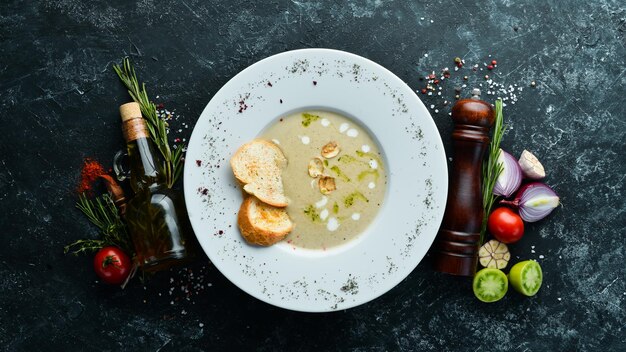 Soupe à la crème de champignons Vue de dessus Espace libre pour votre texte