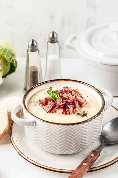 Soupe à la crème de chou-fleur et de haricots blancs avec bacon frit