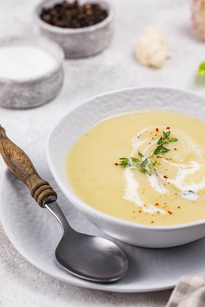 Photo soupe à la crème de chou-fleur végétalienne saine