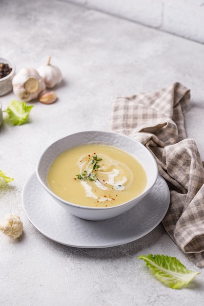 Soupe à la crème de chou-fleur végétalienne saine