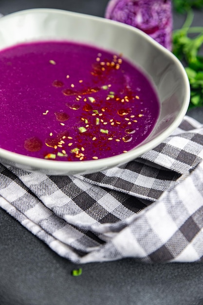 soupe à la crème de chou rouge premier cours plat violet repas nourriture collation sur la table copie espace nourriture