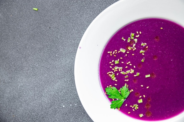 soupe à la crème de chou rouge repas violet collation alimentaire sur la table espace de copie arrière-plan alimentaire rustique