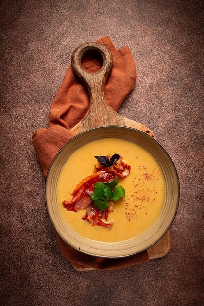 Soupe à la crème de citrouille, curry, bacon frit, vue du haut, pas de gens.