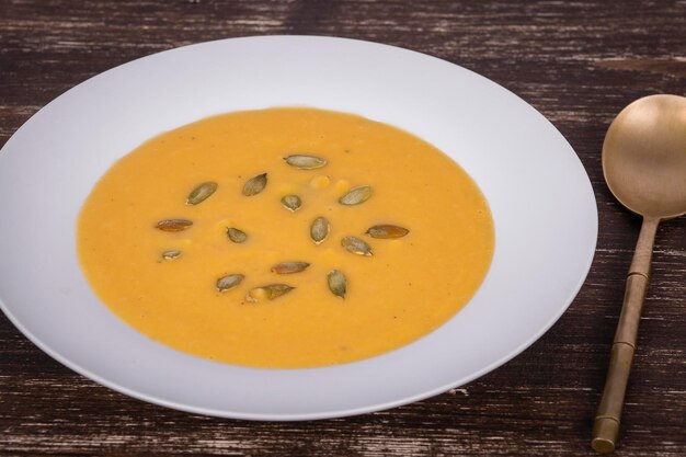 Soupe à la crème de citrouille dans un plat