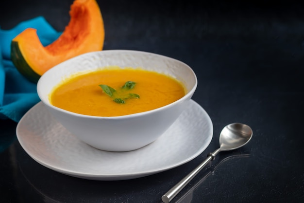 Soupe à la crème de citrouille fraîche dans un bol blanc