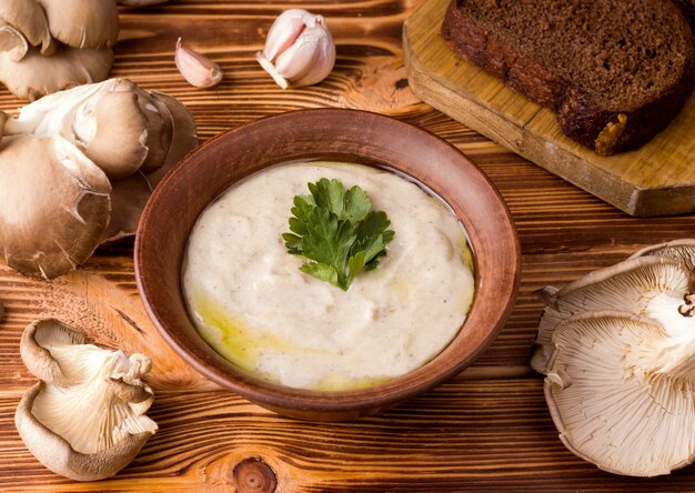 Soupe à la crème à côté des ingrédients