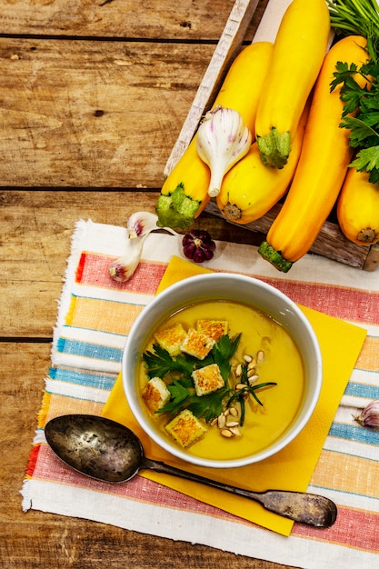 Soupe à la crème de courgettes jaunes.