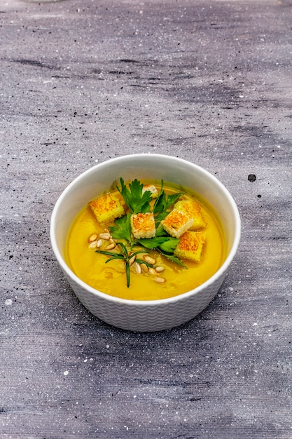 Soupe à la crème de courgettes jaunes.