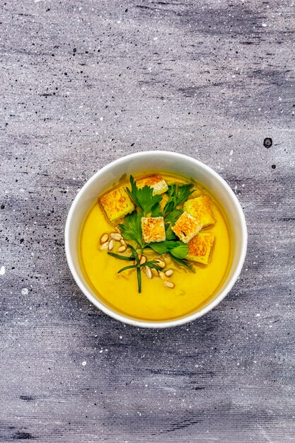 Photo soupe à la crème de courgettes jaunes.