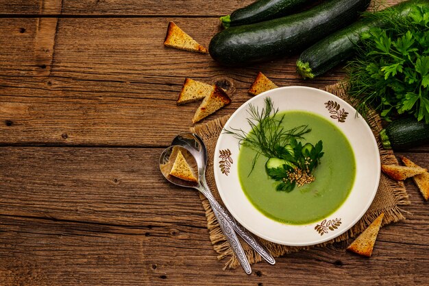 Soupe à la crème de courgettes vertes.